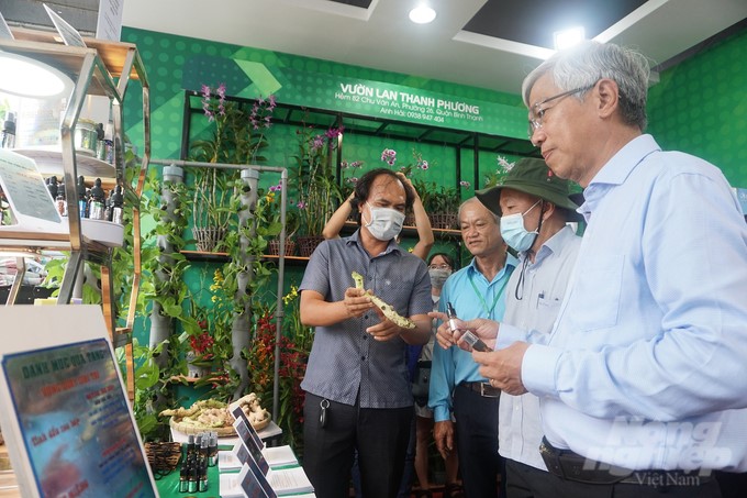 Mr. Loc (far left) introduces products extracted from ginger to Ho Chi Minh City leaders. Photo: Nguyen Thuy.