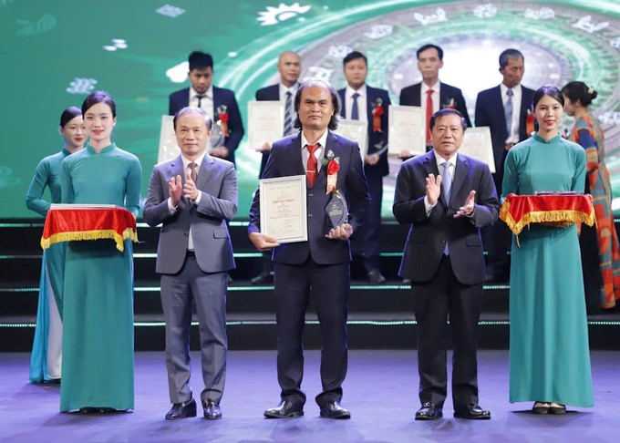 Mr. Pham Thanh Loc (middle) was honored by the Central Committee of the Vietnam Farmers' Union as one of 63 outstanding Vietnamese farmers in 2024.