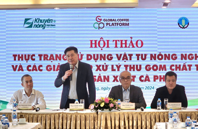 Ông Lê Quốc Thanh (đứng), Giám đốc Trung tâm Khuyến nông Quốc gia cho rằng, vấn đề liên quan đến rác thải trong sản xuất nông nghiệp là trách nhiệm của cả cộng đồng. Ảnh: PC.