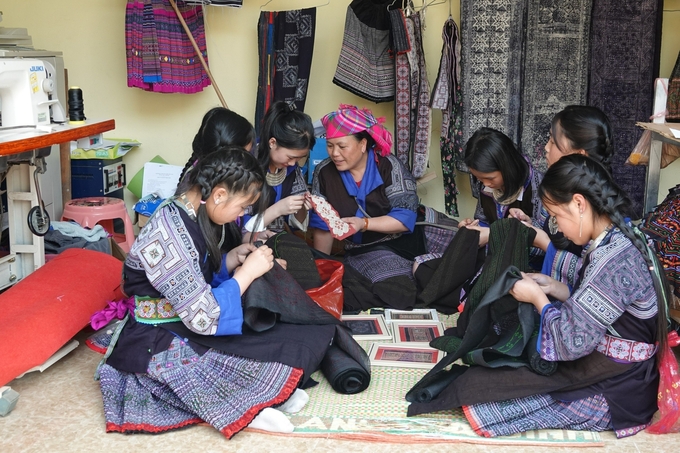 Hmong women before getting married have to make their own custom. Photo: Thanh Tien. 