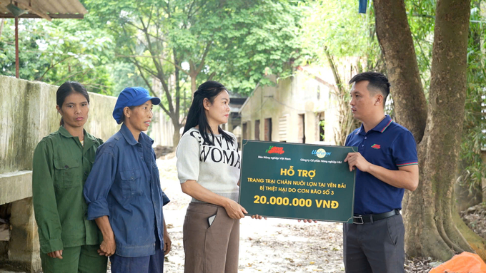 Báo Nông nghiệp Việt Nam thay mặt Công ty CP Nông nghiệp U&I (Unifarm) trao hỗ trợ cho đại diện trang trại chăn nuôi lợn Hòa Bình Minh, Yên Bái 20 triệu đồng. Ảnh: Hùng Khang.