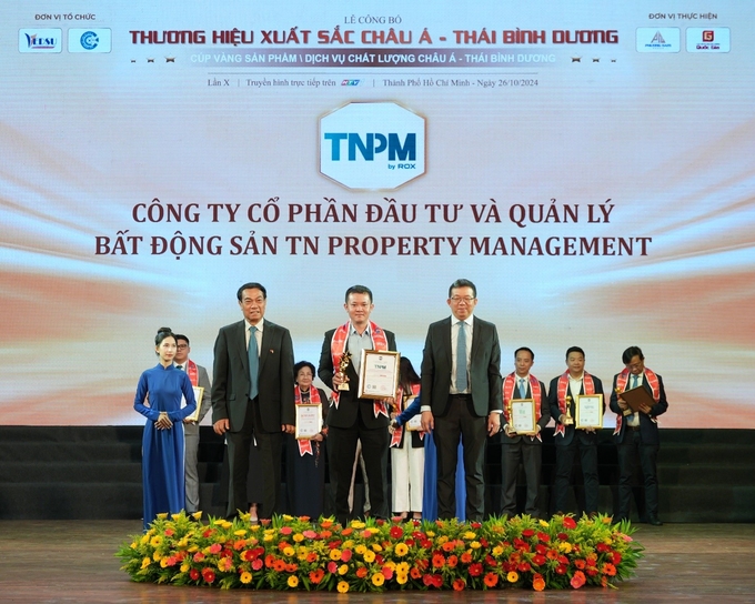 Đại diện TNPM nhận cúp vàng từ ban tổ chức. Ảnh: TNPM.