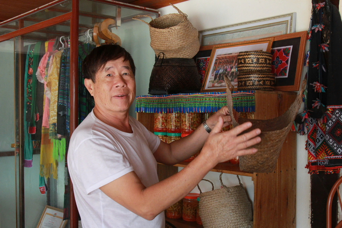 Many visitors are eager to learn about traditional items used in daily life by the local ethnic groups. Photo: Thanh Tien.