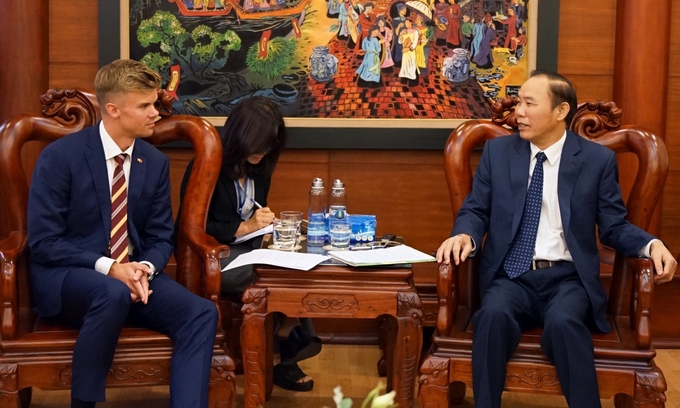 Deputy Minister of Agriculture and Rural Development Phung Duc Tien, met and worked with Danish Trade Counselor Lasse Pedersen Hjortshoj. Photo: Linh Linh.