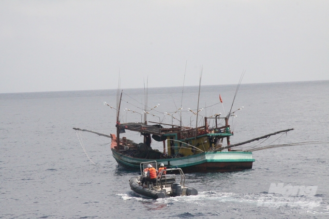 Monitoring compliance with regulations for fishing vessels operating in Vietnamese waters. Photo: Kien Trung.