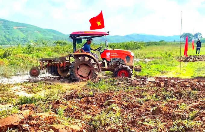 The difference in the tractor driving skills between those 'plowmen' lies in the narrow curves at the corner of the field. Photo: T. Hieu.