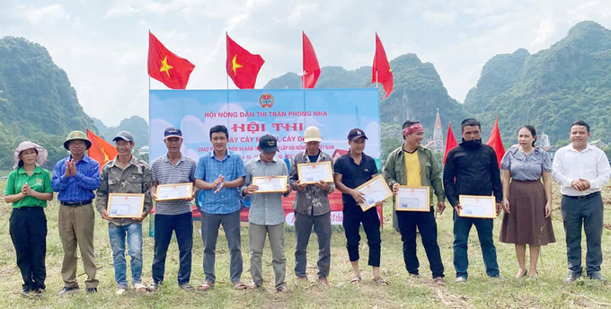 Awarding prizes at the contest to promote the agricultural mechanization movement among farmers. Photo: T. Hieu.