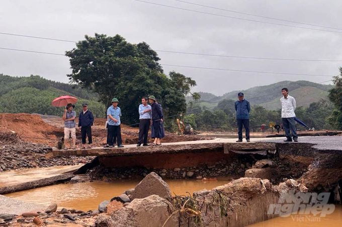 Mưa lớn do hoàn lưu bão số 6 khiến đường giao thông tại xã Vĩnh Ô bị xẻ làm đôi. Ảnh: Võ Dũng.