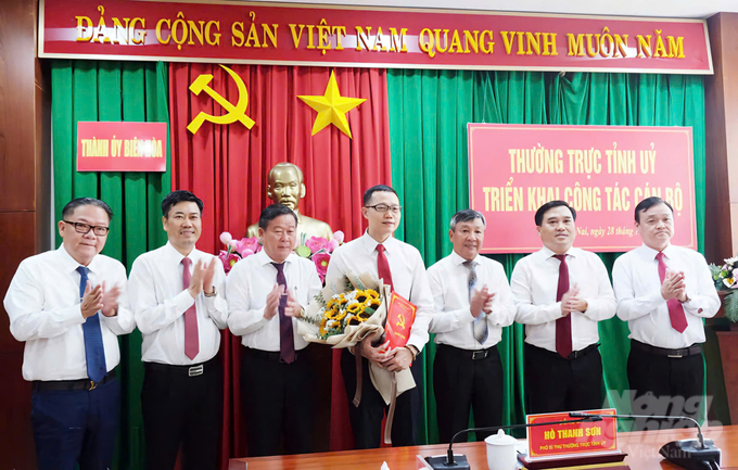 Các lãnh đạo tỉnh Đồng Nai và Thành phố Biên Hòa chúc mừng Phó Bí thư Thành ủy Nguyễn Phong An. Ảnh: HP.