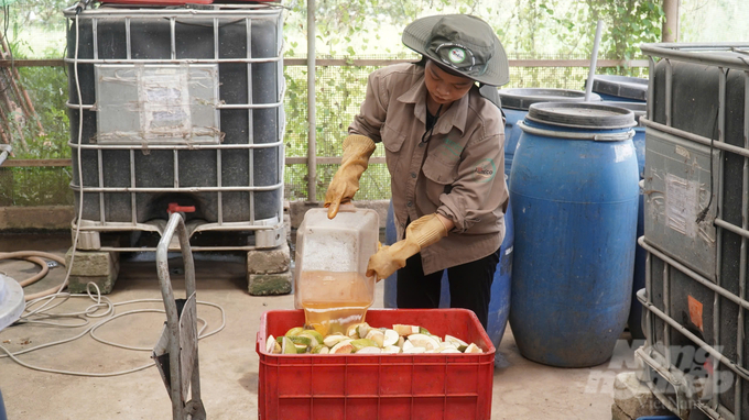 Chị Nguyễn Thị Thi Nhân tận dụng các phế phụ phẩm ngay tại vườn để sản xuất phân bón hữu cơ vi sinh IMO. Ảnh: Trần Phi.