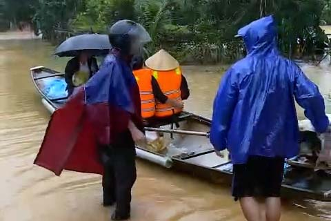 Các tình nguyện viên trực tiếp chuyển đến người dân vùng lũ. Ảnh: Cắt từ Clip nhóm Thiện tâm - vùng Đông Vĩnh Linh.