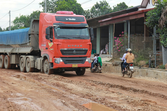 Những chiếc xe tải chở cát chạy suốt ngày đêm làm ảnh hưởng cuộc sống của người dân. 