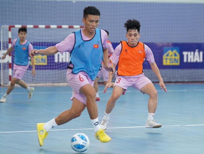 Đội futsal Việt Nam tập luyện chuẩn bị cho AFF Cup 2024. Ảnh: LĐ