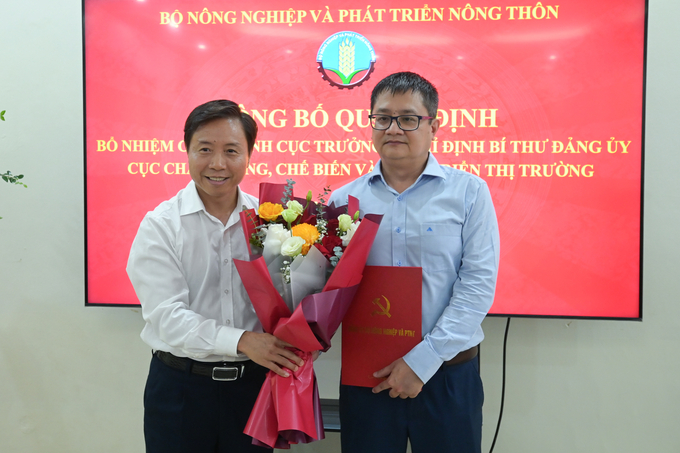 Phó Bí thư thường trực Đảng ủy Bộ NN-PTNT Nguyễn Văn Trường trao quyết định chỉ định Bí thư Đảng ủy cho ông Ngô Hồng Phong. Ảnh: Tùng Đinh.