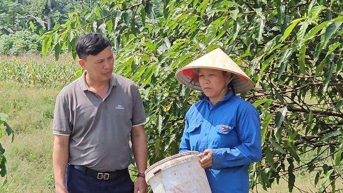 Town officials discuss the aquatic disease situation with farmers as well as prevention methods. Photo: H.D.