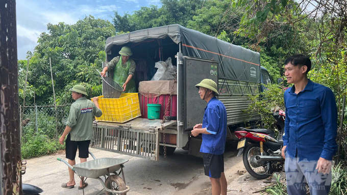 Cấp hỗ trợ cá giống cho các hộ trong mô hình nuôi thuỷ sản. Ảnh: Thu Hà.