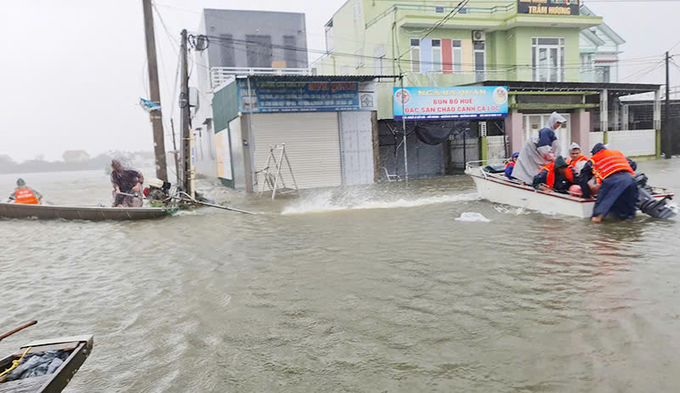 Lực lượng xung kích phòng chống thiên tai huyện Quảng Ninh tiếp cận những nơi bị ngập sâu để hỗ trợ người dân. Ảnh: T. Hoa.