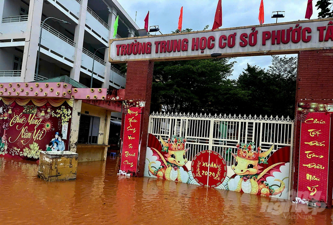 Cổng trường THCS Phước Tân 1 (phường Phước Tân, Thành phố Biên Hoà, Đồng Nai) nước ngập dâng cao trong sáng nay 29/10. Ảnh: HP.