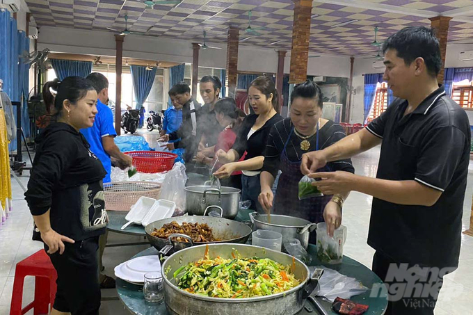 Mỗi ngày, các thành viên nhóm Thiện tâm - vùng Đông Vĩnh Linh nấu khoảng 300 suất cơm chuyển đến vùng ngập lũ. Ảnh: Võ Dũng.