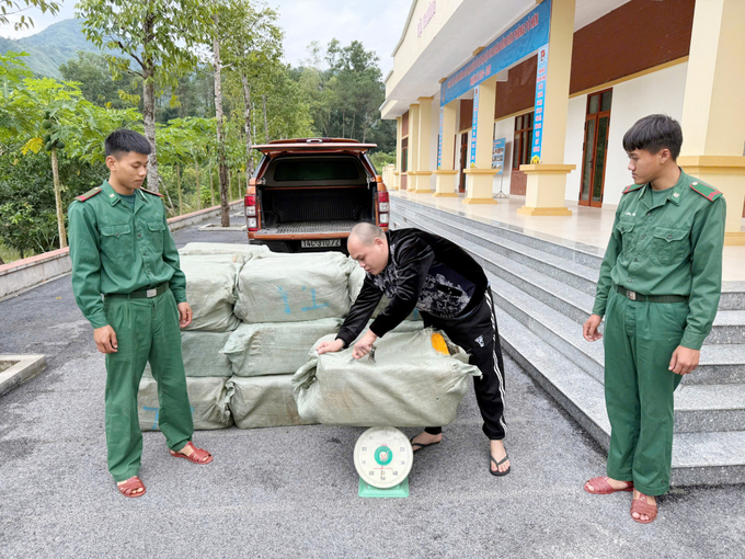 Đối tượng Nguyễn Việt Đức và số tang vật bị thu giữ. Ảnh: QMG.