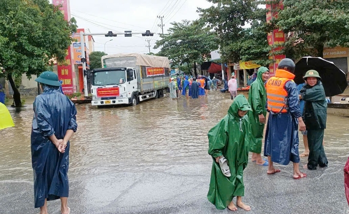 Điểm tiếp nhận hàng cứu trợ tại ngã tư Cam Liên (huyện Lệ Thủy). Ảnh: P. Phương.