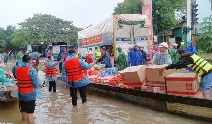 Hàng cứu trợ được nhanh chóng chuyển đến vùng lũ. Ảnh: P. Phương.