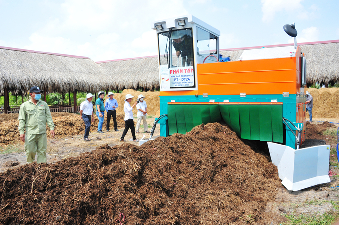 Máy đảo trộn phân hữu cơ từ rơm rạ của Công ty Phan Tấn là một thiết bị hữu ích giúp nông dân xử lý rơm rạ sau thu hoạch và chuyển hóa thành phân bón hữu cơ. Ảnh: Lê Hoàng Vũ.