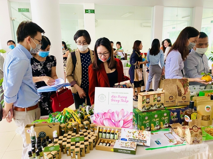 Tái cơ cấu ngành hàng sen không chỉ giúp nâng cao thu nhập cho người dân mà còn tạo ra các sản phẩm có giá trị cao, góp phần quảng bá hình ảnh của tỉnh Đồng Tháp trên thị trường quốc tế. Ảnh: Lê Hoàng Vũ.