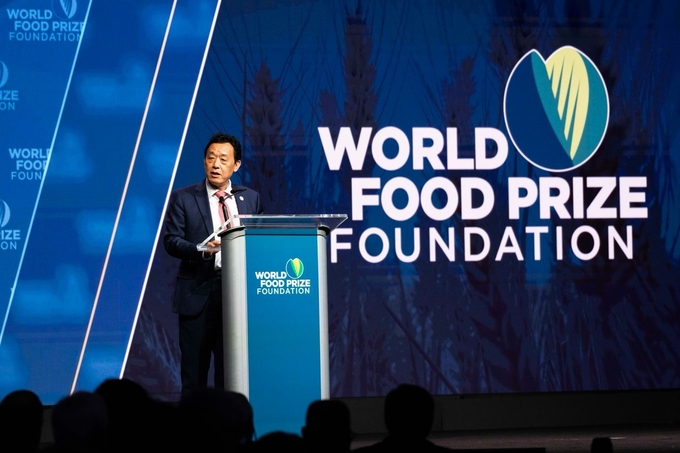 FAO Director-General QU Dongyu delivers a keynote speech in Des Moines, Iowa.