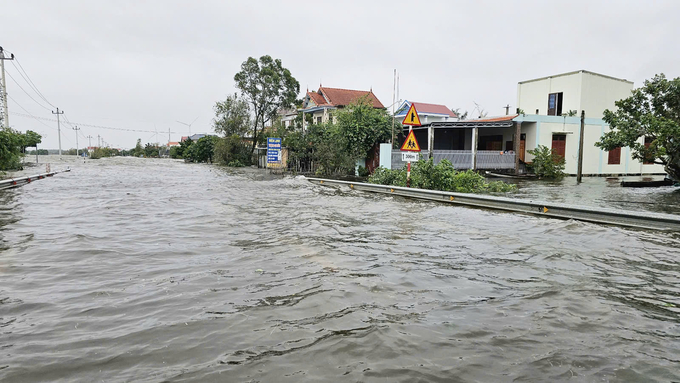 Đoạn đường Quốc lộ 1A qua trước thôn Bắc Ngũ còn ngập sâu trong lũ chiều tối ngày 29/10. Ảnh: T. Đức.