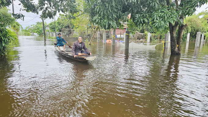 Người dân đang phải đi lại bằng thuyền nhôm. Ảnh: T. Đức.