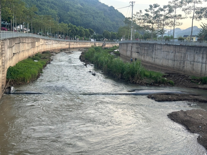 Đập cao su đã bị xẹp xuống, không còn tác dụng nâng mực dòng nước suối. Ảnh: Đức Bình.