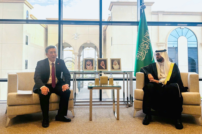 Deputy Minister Hoang Trung (left) highly appreciates the active cooperation of Saudi regulatory agencies, particularly the SFDA. Photo: ICD.