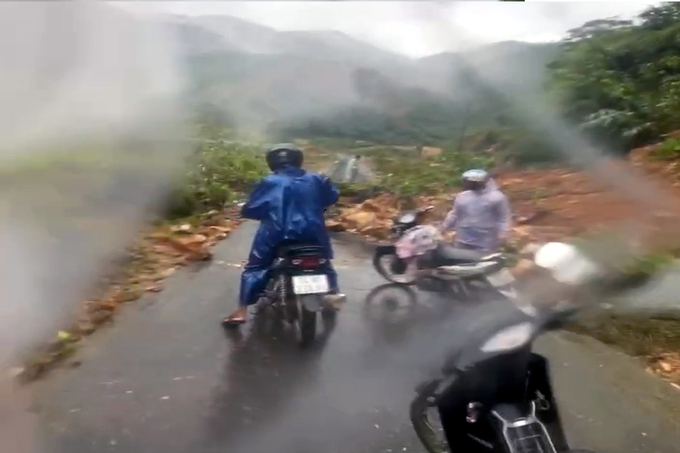 Ông Hồ Văn Tình và nhóm người vượt nguy hiểm ra bên ngoài mua nhu yếu phẩm và báo cáo tình hình chia cắt. ẢNh: Hồ Văn Tình.