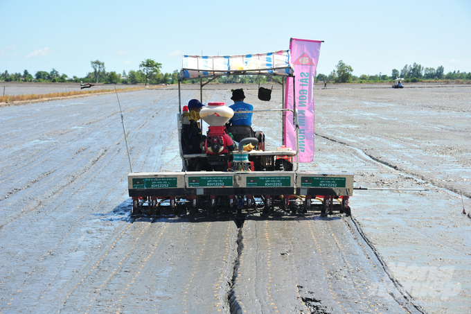 Thiết bị sạ cụm và bón phân vùi của Công ty Sài Gòn Kim Hồng được áp dụng tại cánh đồng ấp 4, xã Láng Biển, huyện Tháp Mười. Ảnh: Lê Hoàng Vũ.