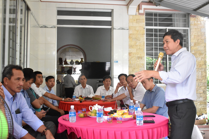 Mr. Nguyen Bao Tri shared with cooperatives about the organic coconut purchasing collaboration at a meeting to exchange organic coconut production experiences at Thoi Thanh Agricultural Cooperative, Thanh Phú district. Photo: Minh Dam.