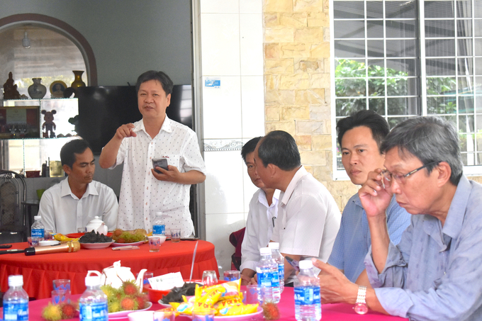 Mr. Nguyen Thanh Phuong, Chairman of the Ben Tre Provincial Cooperative Alliance, shared with cooperatives the development orientation for the collective economy, especially for cooperatives operating in the coconut industry in the coming period. Photo: Minh Dam.