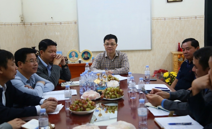 The Department of Animal Health and Nghe An Sub-Department of Livestock Production and Animal Health had a meeting to discuss disease response plans and find long-term solutions. Photo: Viet Khanh.