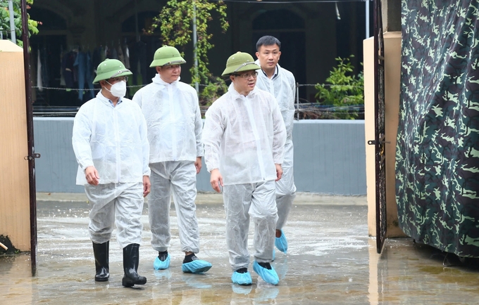 Nguyen Van Long, Director of the Department of Animal Health (front row, right) directly inspected the epidemic situation in Nghe An. Photo: Viet Khanh.