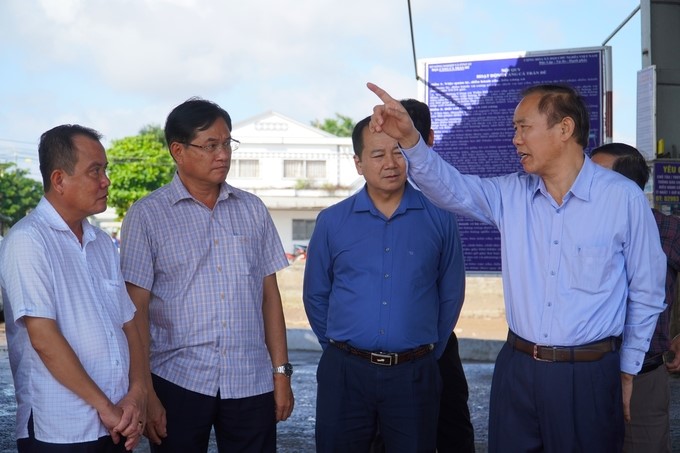 Deputy Minister of Agriculture and Rural Development Phung Duc Tien inspected the actual loading and unloading of seafood at Tran De fishing port (Tran De district, Soc Trang province). Photo: Kim Anh.