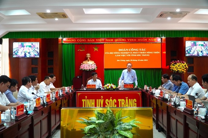 Deputy Minister of Agriculture and Rural Development Phung Duc Tien worked with the Soc Trang Provincial Party Committee on IUU work. Photo: Kim Anh.