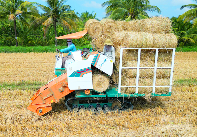 Phan Tan’s straw baler is specifically designed to simplify and increase the efficiency of straw collection in the field. Photo: Le Hoang Vu.