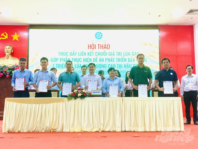 Vo Trung Lap, Deputy Executive Director of Phan Tan Agricultural Machinery Co., Ltd. (third from left), signing a cooperation agreement with the Hau Giang Center for Agricultural Extension and Services to supply mechanized equipment for rice production under the provincial Project. Photo: Le Hoang Vu.