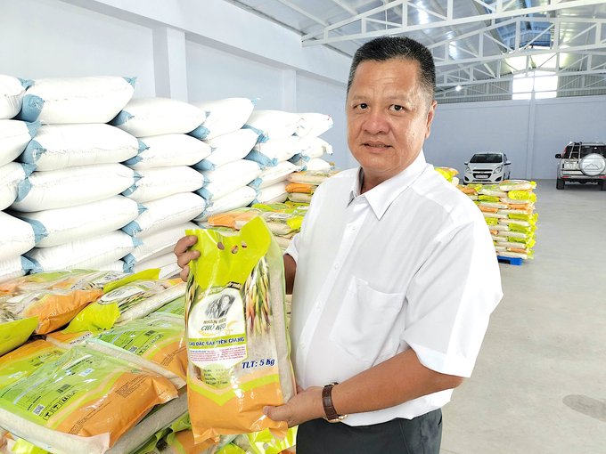 Mr. Chau Minh Hai, Director of HK Trading Company, introduced the VD20 rice, a specialty of Go Cong.