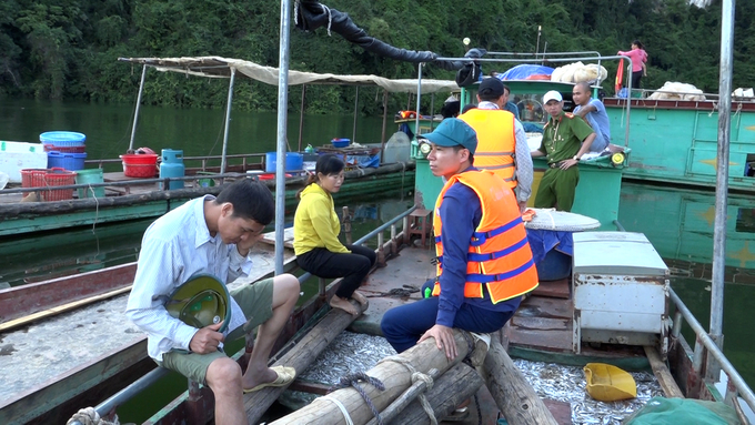 Cơ quan chức năng huyện Quỳnh Nhai thường xuyên tổ chức kiểm tra, tuyên truyền ngư dân khai thác thủy sản đúng quy định. Ảnh: Văn Thiệu.