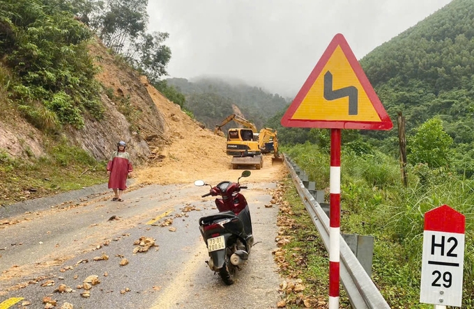 Một điểm sạt lở ở khúc cua đang được đơn vị thi công xử lý. Ảnh: GT.