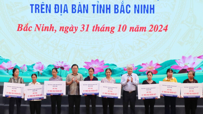 Chủ tịch Ủy ban Trung ương MTTQ Việt Nam Đỗ Văn Chiến và Bí thư Tỉnh ủy Bắc Ninh Nguyễn Anh Tuấn trao biển hỗ trợ xây dựng nhà đại đoàn kết cho các hộ gia đình trên địa bàn Bắc Ninh.