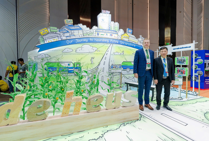 Mr. Nguyen Do Anh Tuan, Director of the International Cooperation Department (Ministry of Agriculture and Rural Development), and Mr. Johan van den Ban, General Director of De Heus Vietnam, at De Heus's green space booth.