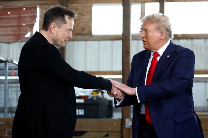 Ứng viên đảng Cộng hòa Donald Trump bắt tay tỷ phú Elon Musk. Ảnh: Getty.