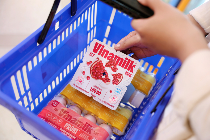 Diverse flavors and reduced sugar content are among the appealing features of Vinamilk products for consumers. Photo: Duc Trung.